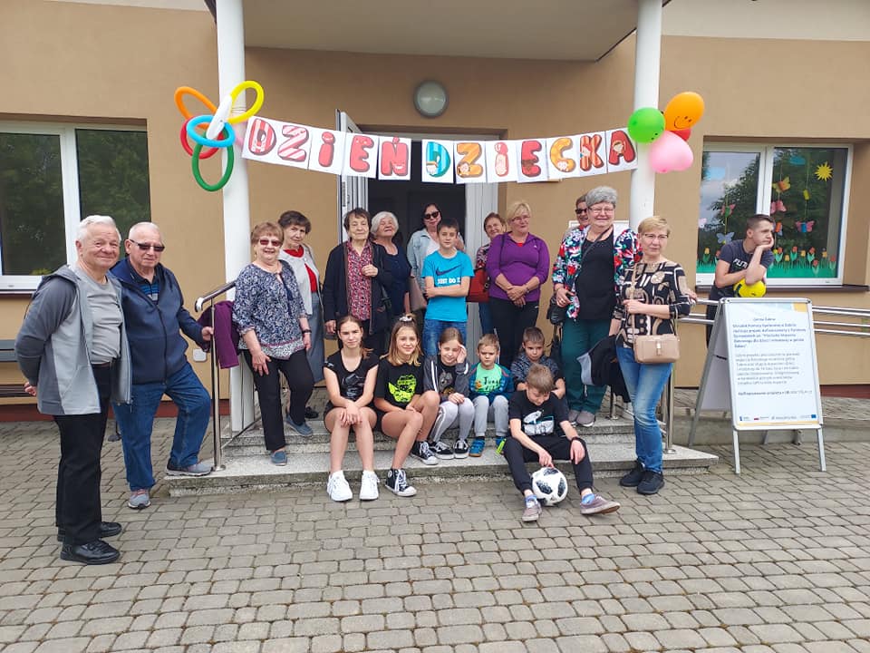 1 czerwca - Placówka wsparcia dziennego dla dzieci w Czyżowie, złożyliśmy życzenia  oraz wręczyliśmy prezenty wykonane przez Seniorów  dla  dzieci z okazji Ich święta